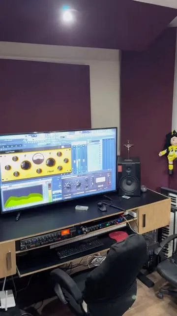 Control room de Sawna Records con monitores y consola