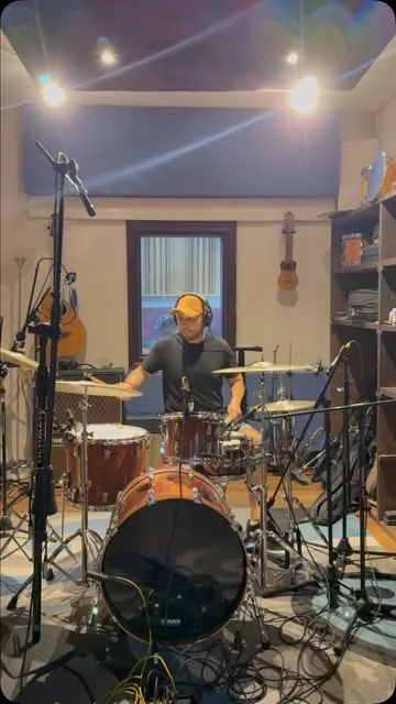 Baterista grabando en el cuarto de batería de Sawna Records