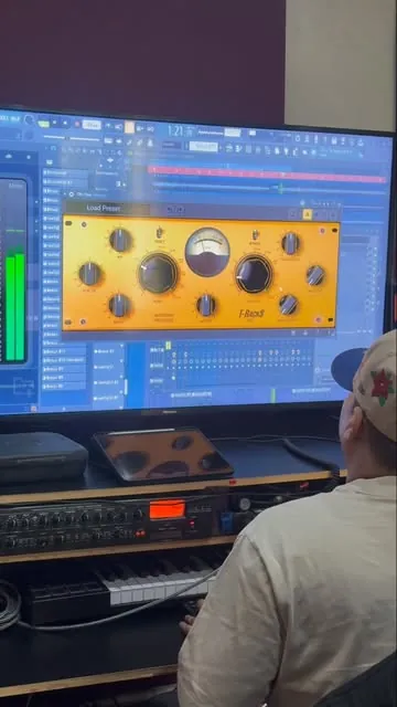 Sesión de FL Studio en pantalla en el estudio