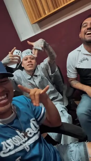 Integrantes de La Gran Sonora Ley en el estudio