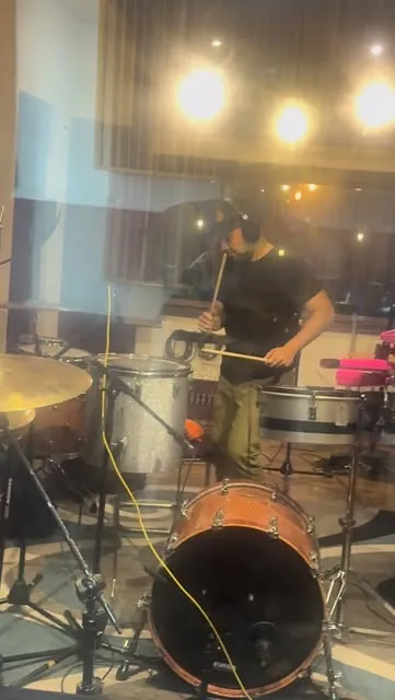 Sesión de batería y timbales en el estudio